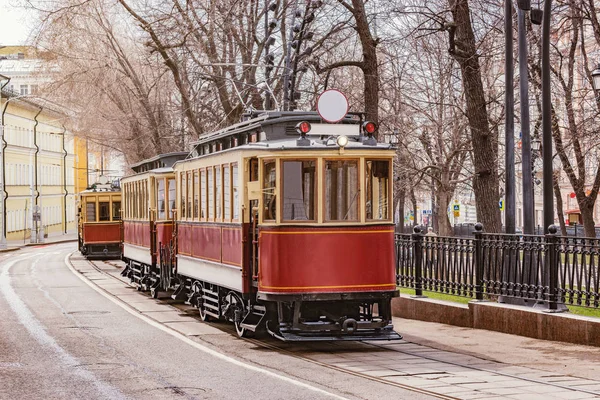 Stare zabytkowe tramwaje na pustej ulicy miasta. — Zdjęcie stockowe