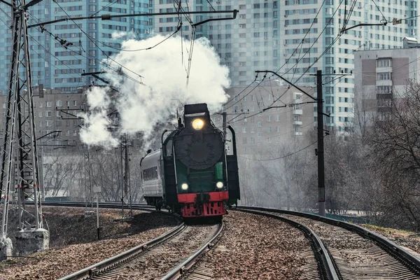Parní vlak se pohybuje od železničního nádraží. — Stock fotografie