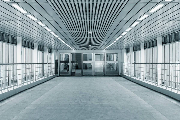 Intérieur du couloir moderne de la gare . — Photo
