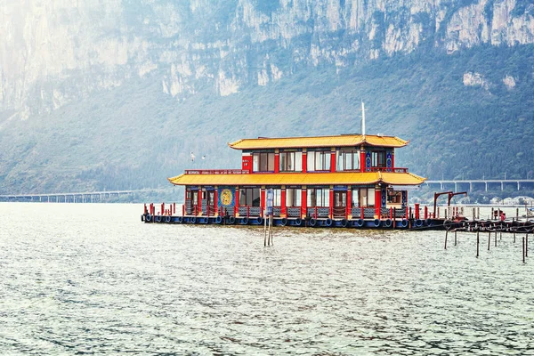 Pontile passeggeri sul lago Dianchi di sera . — Foto Stock