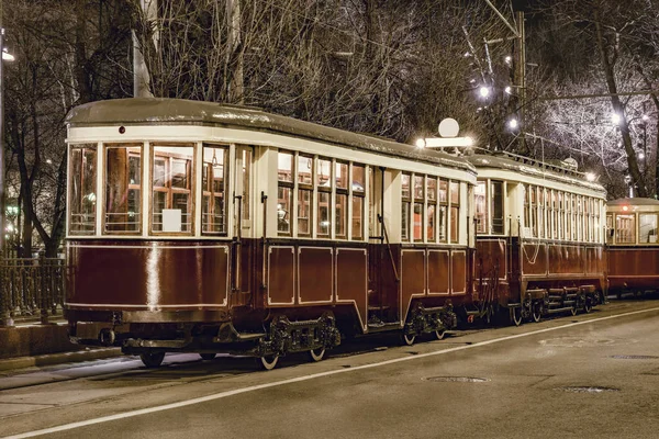 Gece şehir caddesinde eski vintage tramvay araba. — Stok fotoğraf