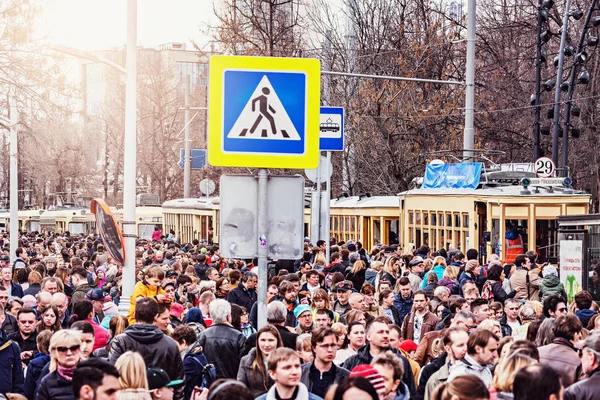 Trams vintage et foule dans la rue de la ville à l'heure du défilé de tramways rétro . — Photo