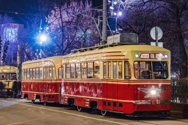 Moskova, Rusya - 17 Nisan 2019: Gece şehir caddesinde eski vintage tramvay arabası.