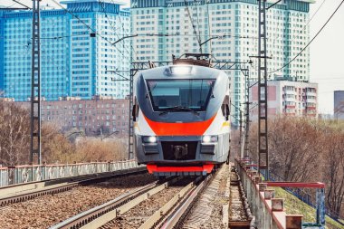 Modern yüksek hızlı tren gündüz istasyona varır. Moskova. Rusya.