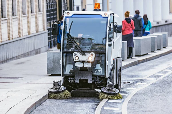 Städmaskin tvättar stadens gata tidigt på morgonen. — Stockfoto