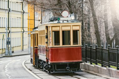 Vintage tramvaya tarihi şehir merkezinde şehrin sokak.