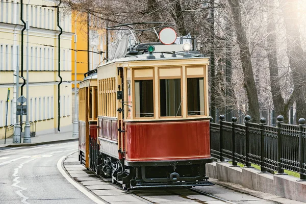 Historická tramvaj na město ulice v centru historického města. — Stock fotografie