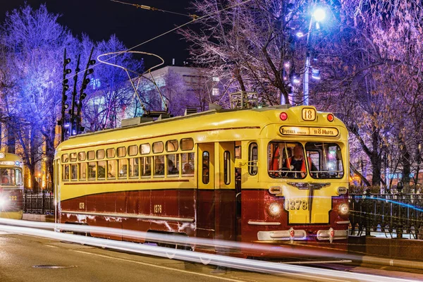 Moscou, Russie - 17 avril 2019 : Vieille tramway vintage dans la rue de la ville de nuit . — Photo