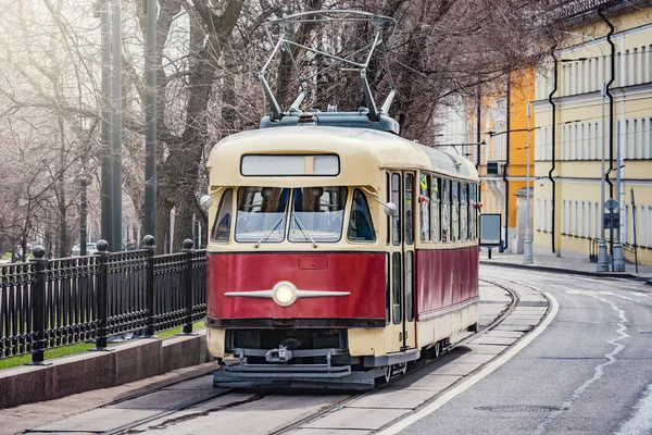 Stare zabytkowe tramwaje na pustej ulicy miasta. Moskwa. Rosja. — Zdjęcie stockowe