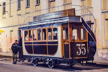 Geleneksel tramvay geçit tekrarı önce tarihi şehir merkezinde şehir caddesinde Yolcu vintage taşıma.