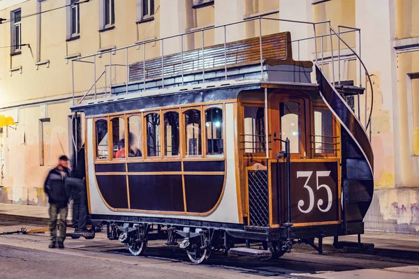 Pasażer rocznika przewozu na ulicy miasta w historycznym centrum miasta przed powtórzeniem tradycyjnej parady tramwajów. — Zdjęcie stockowe