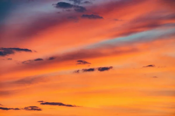 Erstaunliche Wolkenlandschaft am Himmel bei Sonnenuntergang. — Stockfoto