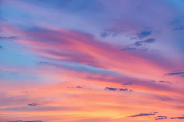 Verbazingwekkende wolkenlandschap aan de hemel bij zonsondergang. — Stockfoto