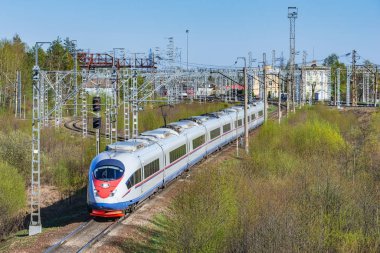 Modern yüksek hızlı tren istasyonu üzerinden hareket eder.