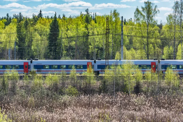 Moderno tren de alta velocidad se mueve en primavera por la mañana . — Foto de Stock