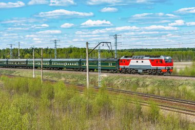 Pekin'den Moskova'ya giden yolcu treni istasyona yaklaşıyor.