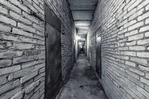 地下室的暗窄走廊. — 图库照片