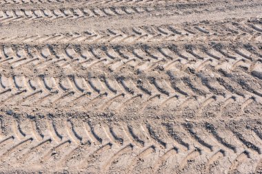 Gündüz kuru alanda lastik izleri.