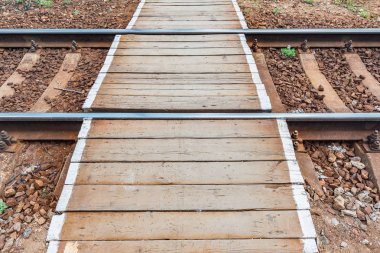 Gündüz büyük istasyonda demiryolu haçı.