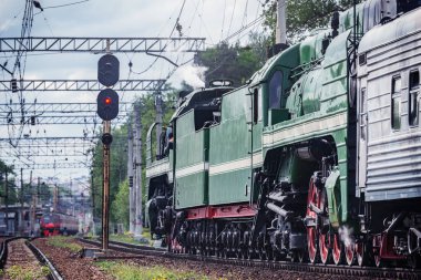 Retro buharlı tren istasyona yaklaşıyor.