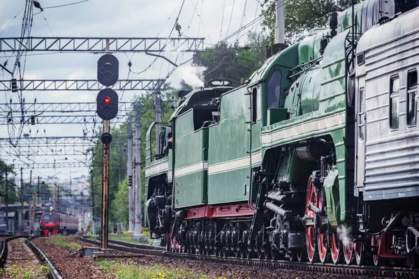 Train à vapeur rétro approche de la gare . — Photo