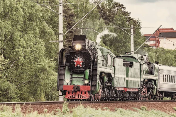 駅に向かうレトロな蒸気機関車が接近. — ストック写真