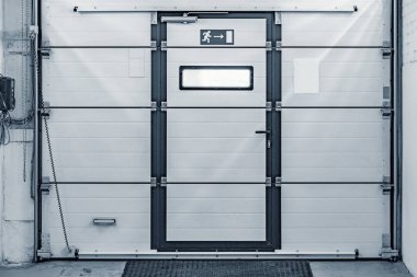 Uzun koridorun içinde kapalı kapı.