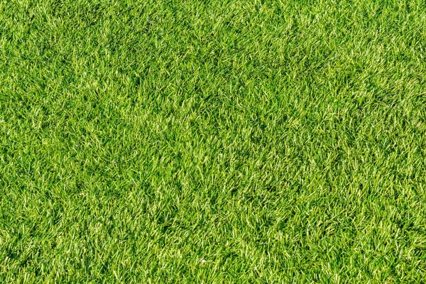 サッカー場の緑の合成草の背景.. — ストック写真