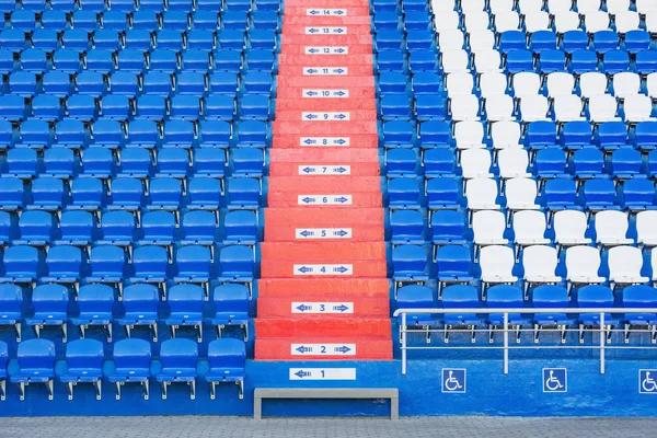 Yeni stadyumun tribününde mavi boş koltuklar. — Stok fotoğraf
