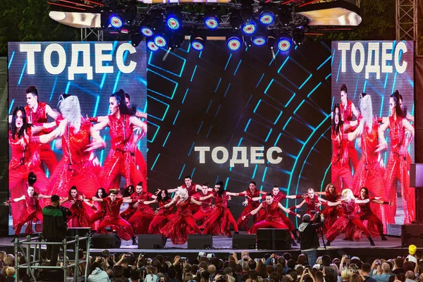 Ballet Todes dancing on the stage at free openair evening concert. — Stock Photo, Image