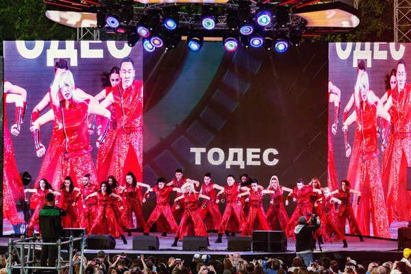 Ballet Todes dancing on the stage at free openair evening concert. — Stock Photo, Image