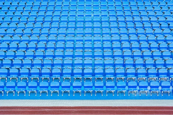 新スタジアムのトライブリーン上の青い空の席. — ストック写真