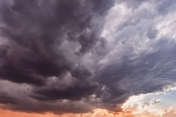 Temné bouřkové mraky před deštěm při západu slunce. — Stock fotografie