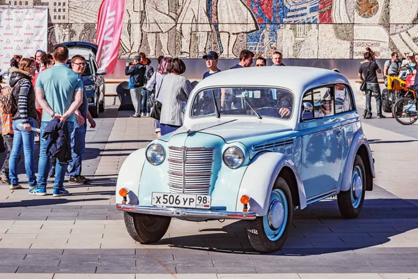복고풍 자동차 오펠 Kadett 에 도시 광장 에 복고풍 자동차 퍼레이드 시간. — 스톡 사진