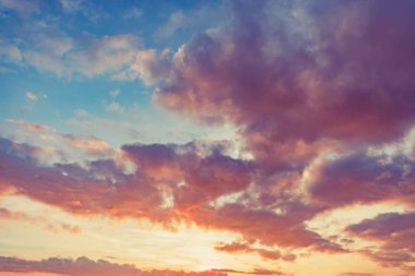 Gün batımında gökyüzünde inanılmaz bulut manzarası.