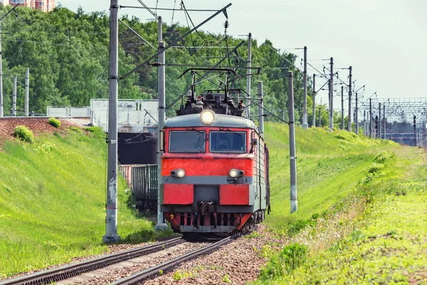 Tren de carga largo se acerca a la estación. — Foto de Stock