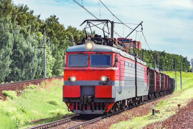 İstasyona uzun yük treni yaklaşıyor..