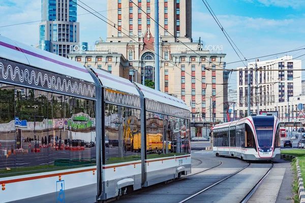 Sabah saatlerinde Komsomolskaja meydanında tramvay vagonları. — Stok fotoğraf