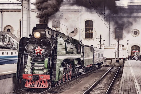 Retro train before departure stands by Kazan railway station building. — Stock Photo, Image