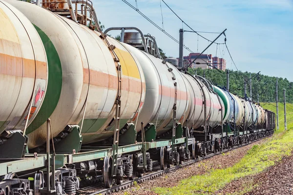 Comboio de carga longa aproxima-se da estação. — Fotografia de Stock