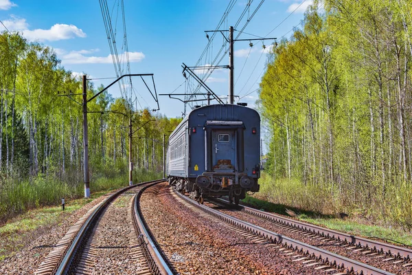 Yolcu treni ilkbahar da hareket ediyor. — Stok fotoğraf