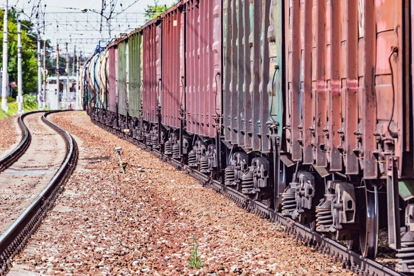 Lange goederentrein nadert het station. — Stockfoto