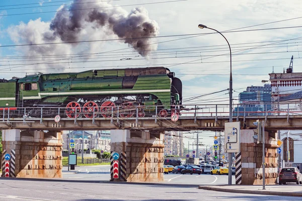 Retro vlak jede po mostě. Moskva. Rusko. — Stock fotografie