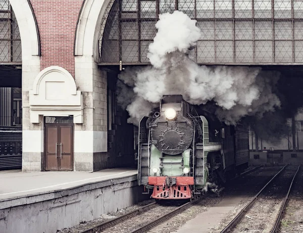 기차역 건물에서 출발하는 복고풍 열차. — 스톡 사진