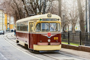 Vintage tramvaya tarihi şehir merkezinde şehrin sokak.