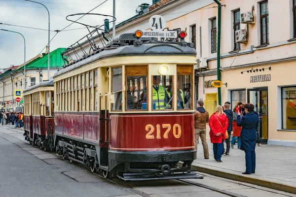 Vintage villamossal a város utcai, a történelmi belvárosban. — Stock Fotó