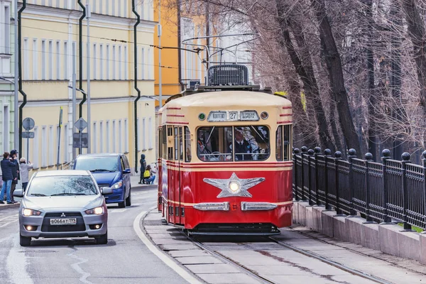 Vintage villamossal a város utcai, a történelmi belvárosban. — Stock Fotó