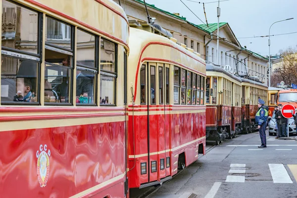 Moscou, Russie - 21 avril 2019 : Trams anciens dans la rue de la ville dans le centre-ville historique . — Photo