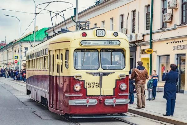 Москва, Росія-21 квітня 2019: Вінтаж трамвай на міській вулиці в історичному центрі міста. — стокове фото