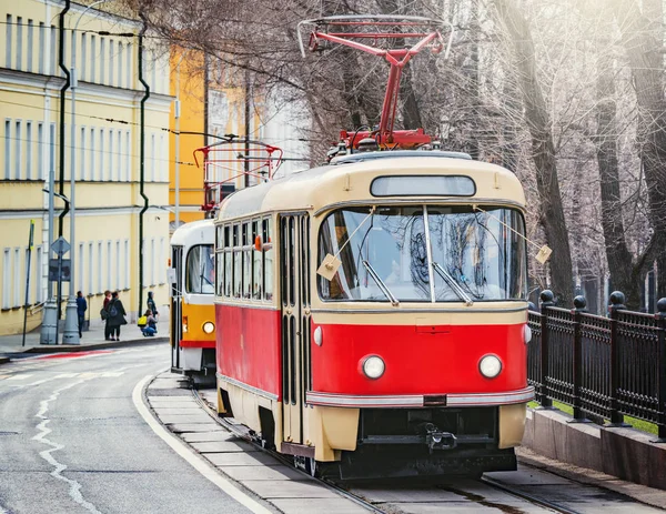 Luxusní tramvaj na městské ulici v historickém centru města. Moskva. Rusko. — Stock fotografie